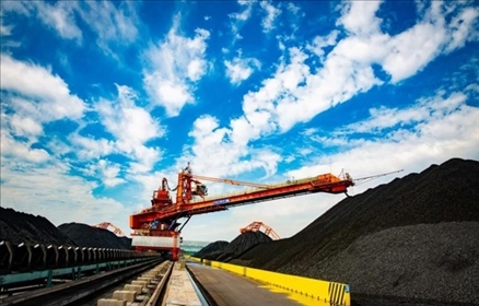 國家能源集團黃驊港煤堆場堆料機正在作業(yè)。受訪者供圖