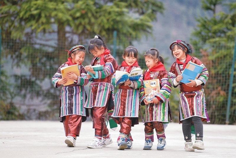 位于貴州省黔東南苗族侗族自治州從江縣大山深處的西山鎮(zhèn)中寨教學點，是一所全校均為瑤族學生的“微小學”。近年來，隨著教學條件逐漸改善，學校發(fā)生了翻天覆地的變化。圖為2023年2月16日，領到新書的瑤族學生在一起交流。 新華社記者 楊文斌/攝