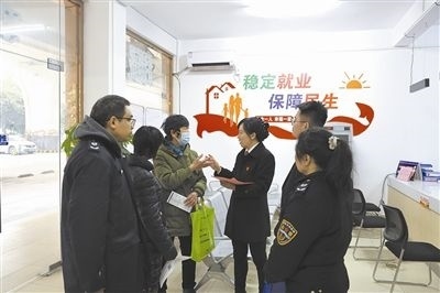  圖③：調(diào)解后，法官現(xiàn)場向當(dāng)事人做釋法析理工作。