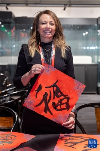 1月28日，在上海豫園舉行的民俗活動上，美國馬斯卡廷初中校長珍妮弗·李·弗里德利展示自己寫下的“福”字。 新華社記者 王翔 攝