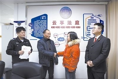  圖②：雙方當(dāng)事人達(dá)成調(diào)解協(xié)議，握手言和。