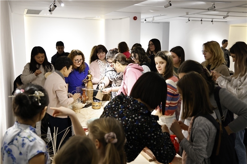 羅馬尼亞觀眾體驗(yàn)安溪竹藤編技藝。 布加勒斯特中國(guó)文化中心供圖