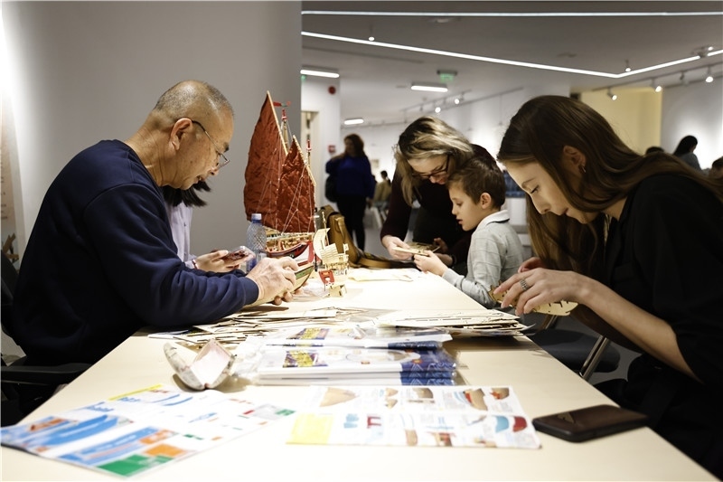 中國(guó)泉州非遺大師現(xiàn)場(chǎng)指導(dǎo)制作水密隔艙福船制造技藝。 布加勒斯特中國(guó)文化中心供圖