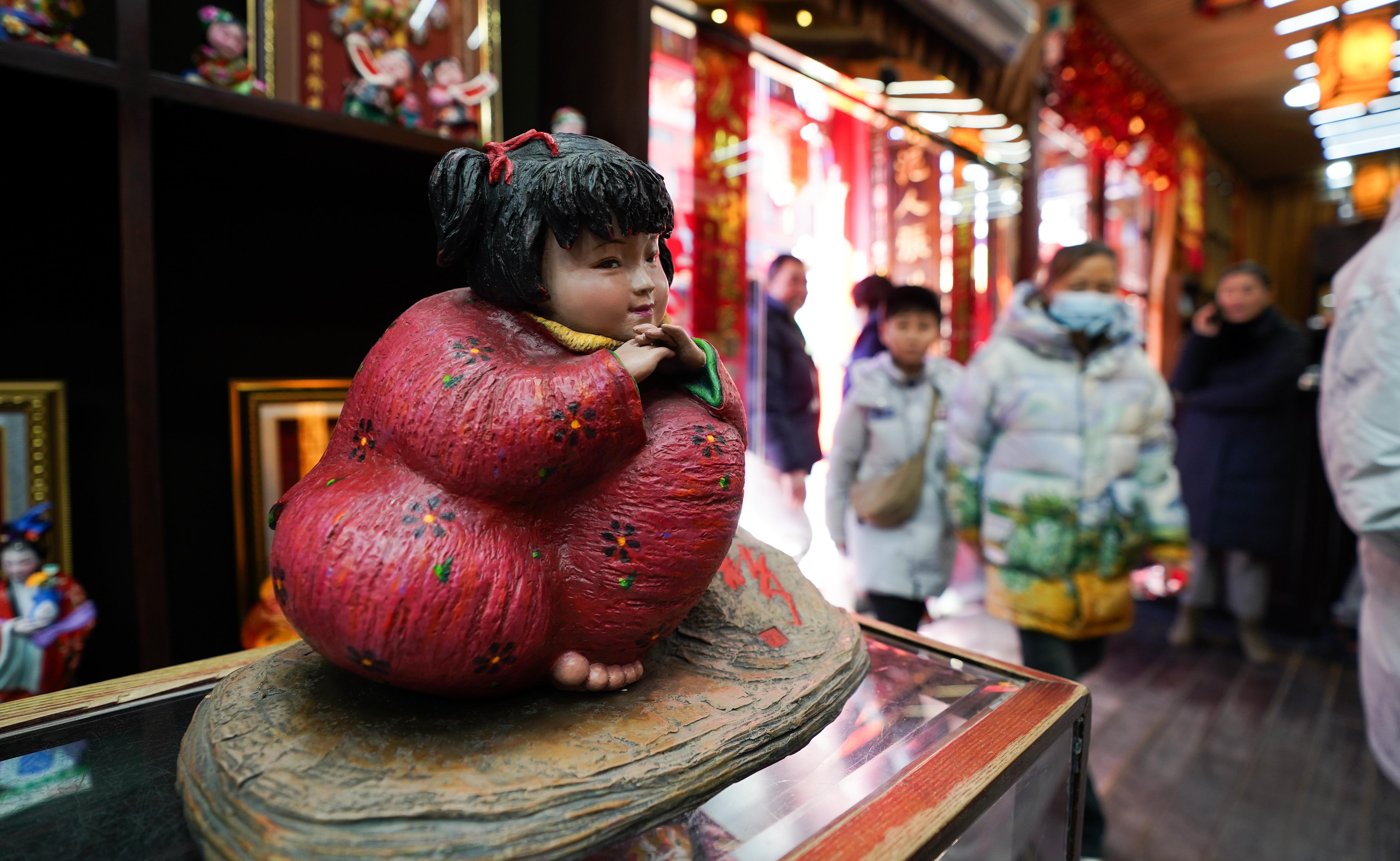△泥人張彩塑是天津的傳統(tǒng)民間手工藝品，為天津市首批國家級非物質文化遺產(chǎn)。（總臺國廣記者李晉拍攝）