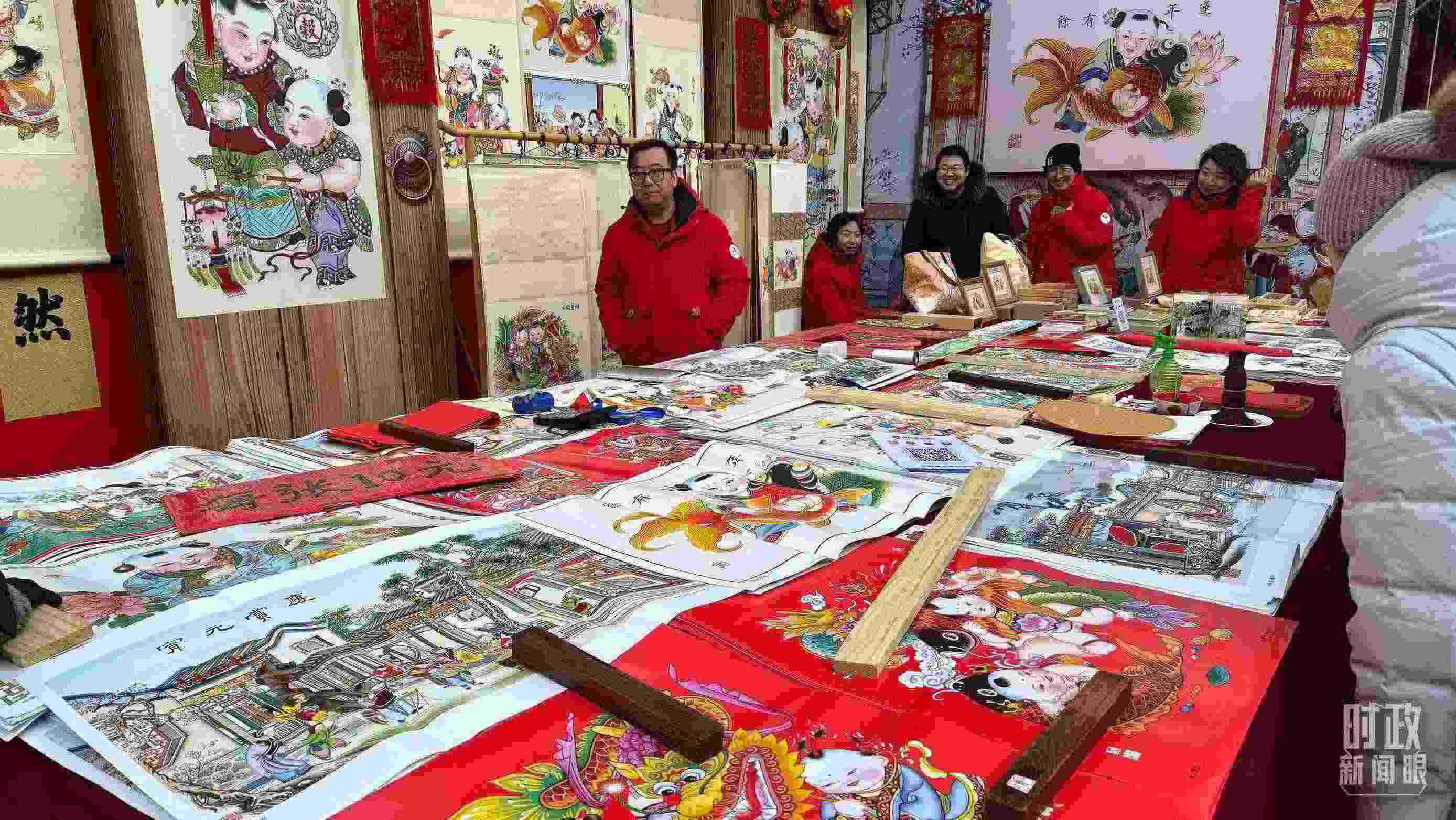 △市民們正在天津古文化街選購年畫。（總臺央視記者黎兵拍攝）