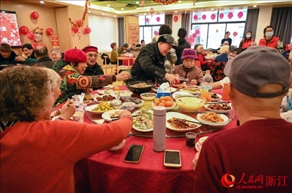老人們享用公益年夜飯。人民網(wǎng)記者 葉賓得攝