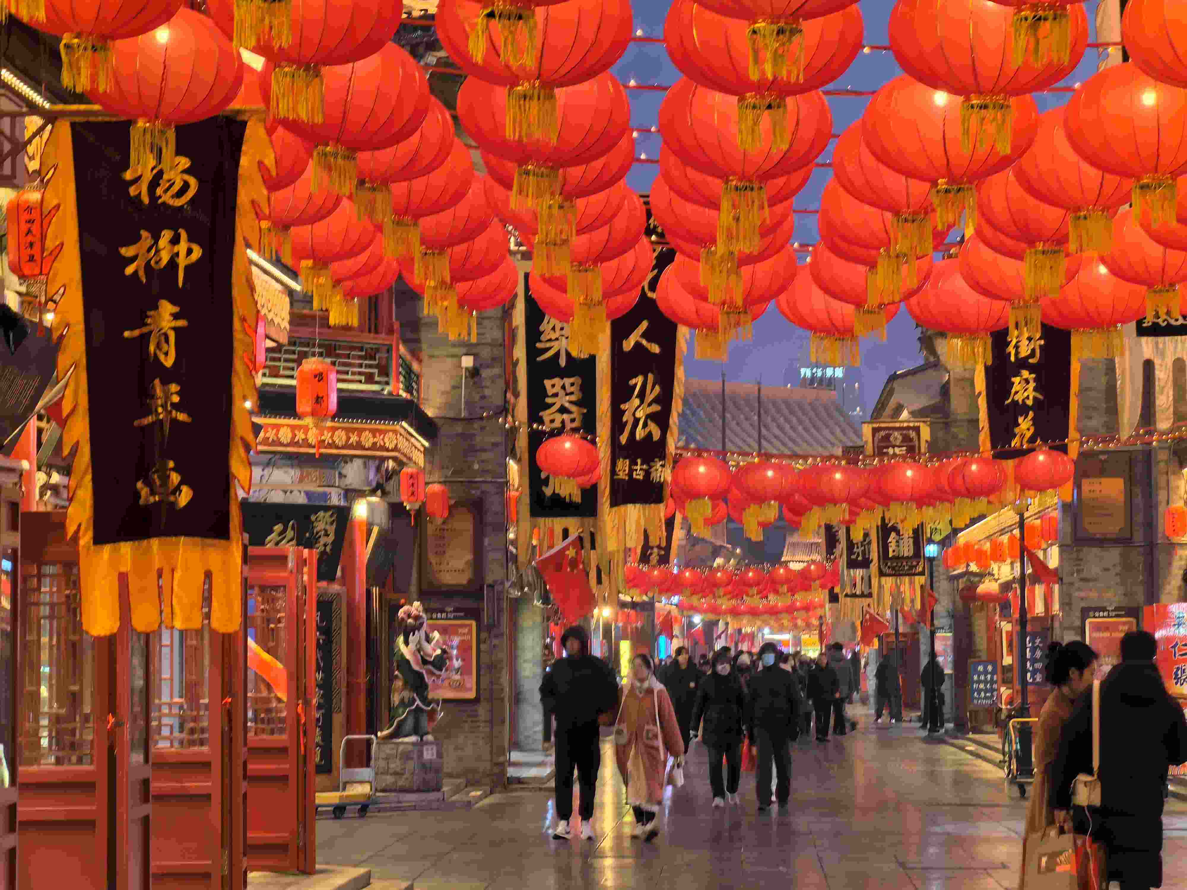 △春節(jié)臨近，古文化街上年味兒漸濃。（總臺央廣記者潘毅拍攝）