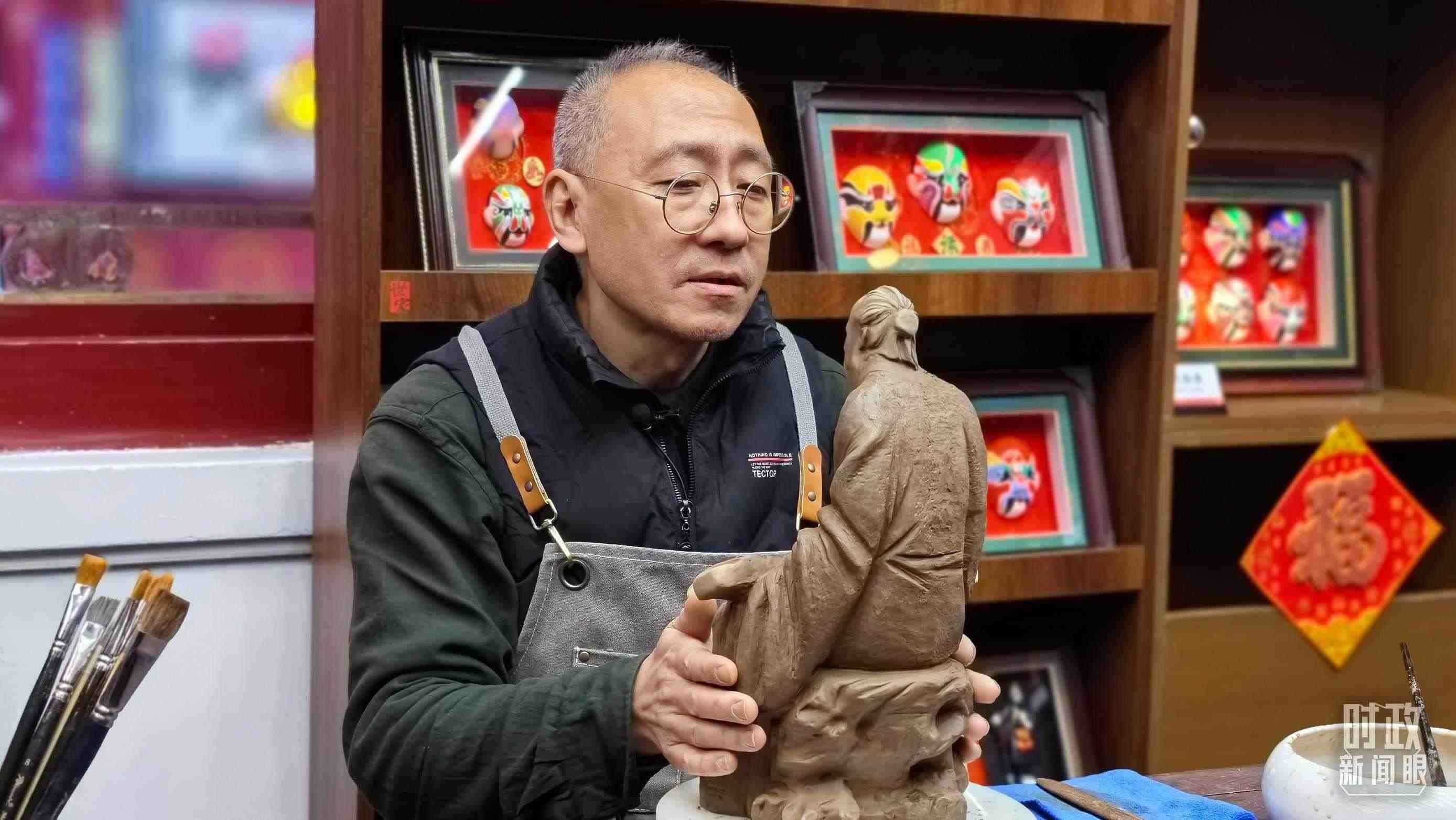 △“泥人張”的匠人正在雕塑。（總臺央視記者潘毅拍攝）