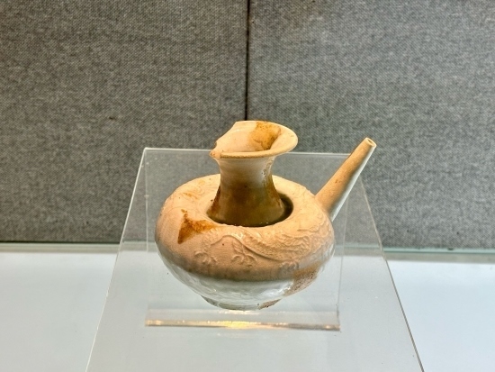 德化縣陶瓷博物館收藏的龍紋軍持。人民網(wǎng)記者 金慧慧攝