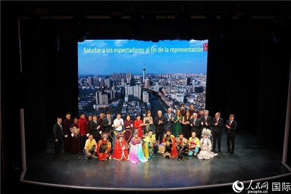 圖為王衛(wèi)大使與蒙迪諾外長等嘉賓登臺祝賀。人民網(wǎng)記者 許放攝