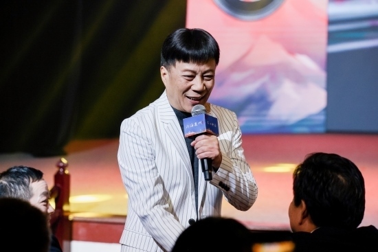 “何以中國·向海泉州”網(wǎng)絡(luò)主題活動(dòng)現(xiàn)場，陳百潭演出時(shí)與觀眾互動(dòng)。泉州廣播電視臺(tái)供圖