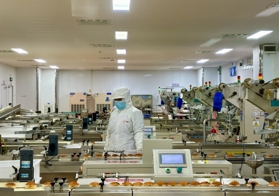 盼盼5G智慧工廠生產(chǎn)線正在進(jìn)行產(chǎn)品質(zhì)檢。人民網(wǎng)記者 金慧慧攝