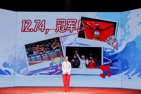 “何以中國·向海泉州”網(wǎng)絡(luò)主題活動(dòng)現(xiàn)場，林雨薇講述奪冠經(jīng)歷。泉州廣播電視臺(tái)供圖