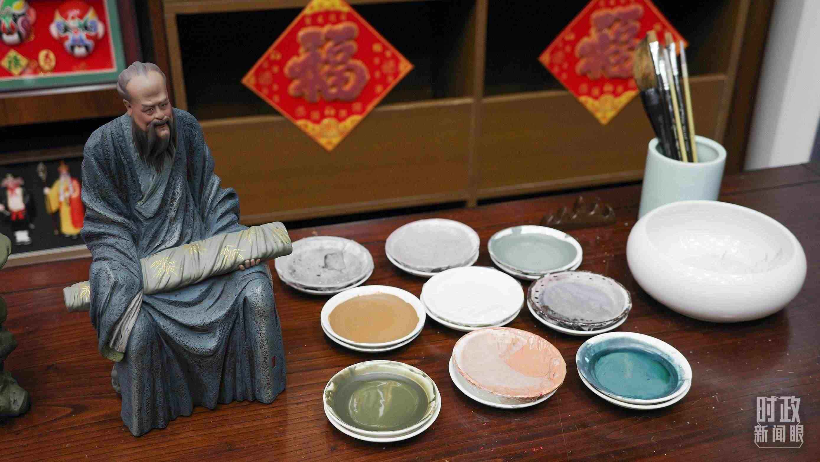 △天津古文化街，泥人張店鋪的上色顏料展示。（總臺(tái)央視記者覃思拍攝）