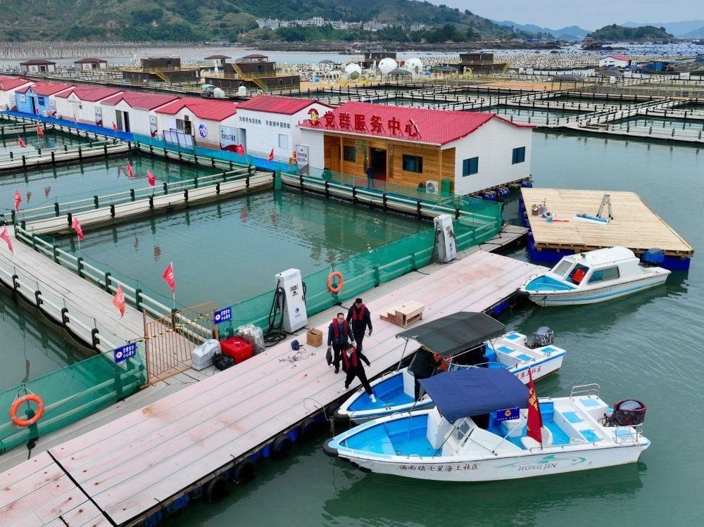 △2023年11月14日，福建寧德市霞浦縣溪南鎮(zhèn)七星海上社區(qū)的工作人員，前往轄區(qū)漁排進行民情走訪。