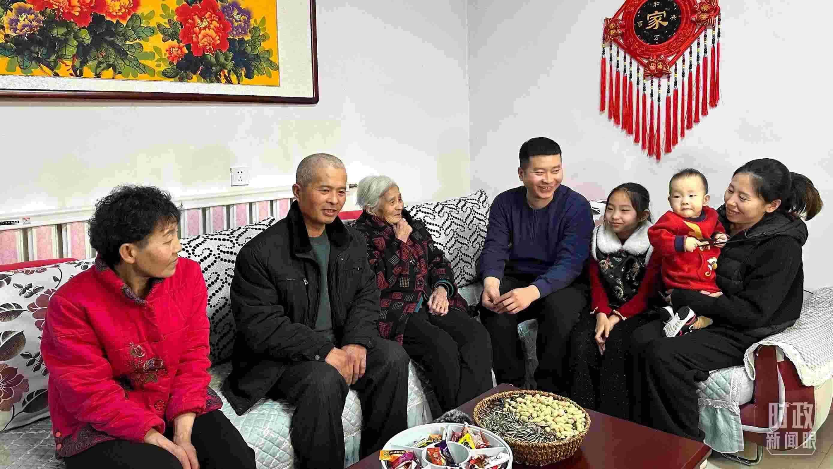 △第六埠村村民杜洪剛一家。（總臺(tái)央視記者趙化拍攝）