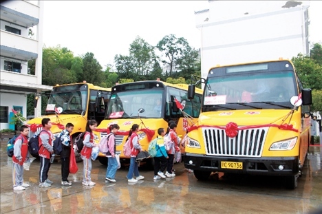 △2023年9月28日，湖北竹山縣校園直通車全域開通后，學生在有序排隊乘車。第二批主題教育開展后，竹山縣將實施農村道路暢通工程作為為民辦實事的重要內容。