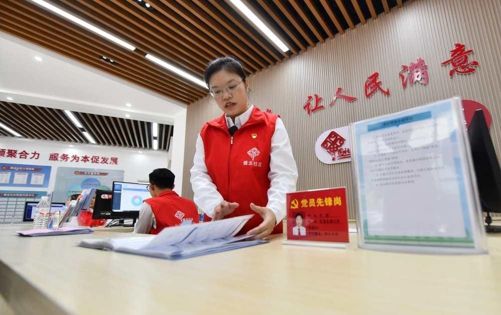 △2023年12月14日，廣西南寧市蟠龍社區(qū)，工作人員在為居民服務。