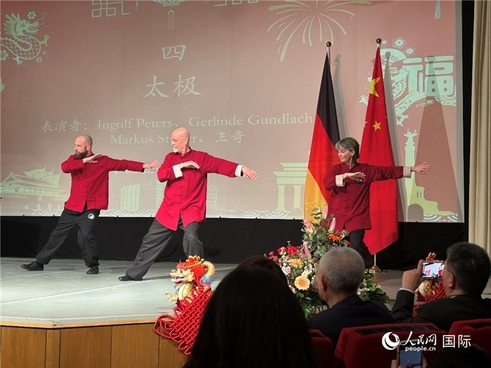 太極，表演者：Ingolf Peters、Gerlinde Gundlach、Markus Stüber