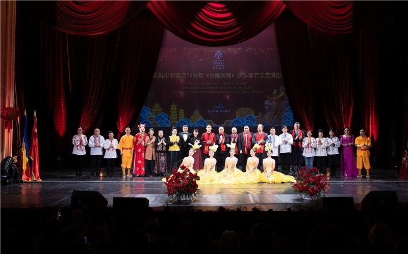 圖為韓大使、羅政府高官與泉州藝術團演員合影。中國駐羅大使館文化處供圖。