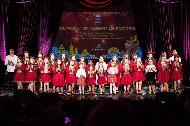 圖為羅小快板兒童合唱團在演唱中文歌曲。 中國駐羅大使館文化處供圖。