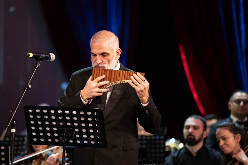 圖為著名排簫大師達米安·德拉吉奇在領銜演奏中國經(jīng)典曲目。 中國駐羅大使館文化處供圖。