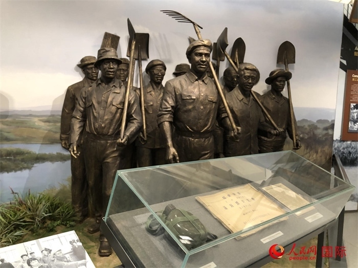 紀(jì)念園中展覽的筑路場(chǎng)景 。人民網(wǎng)記者 黃培昭攝