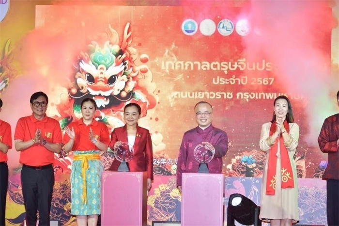 泰國旅游與體育部長素妲婉、中國駐泰國使館公使吳志武代表中泰雙方同時觸按水晶球點亮龍頭彩燈。中國駐泰國使館供圖
