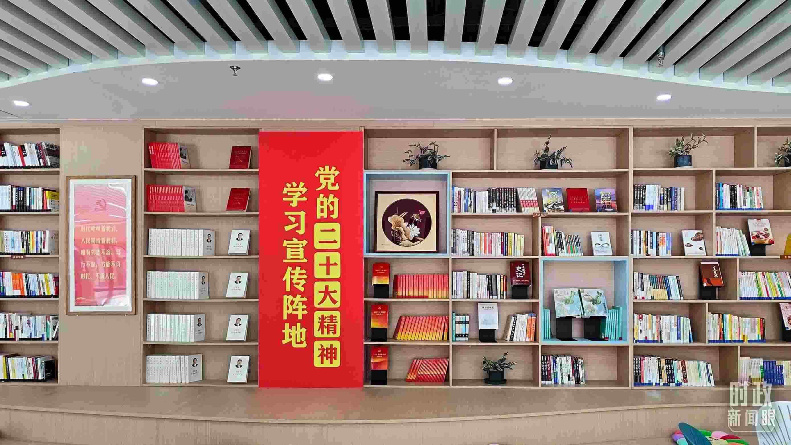 △雄安新區(qū)南文營社區(qū)黨群服務(wù)中心。2023年5月，習(xí)近平在這里強(qiáng)調(diào)要構(gòu)筑新時(shí)代宜業(yè)宜居的“人民之城”。（總臺(tái)央視記者楊立峰拍攝）