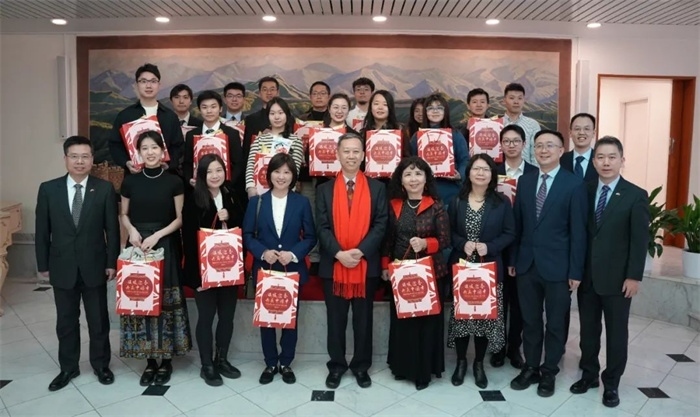 中國(guó)駐瑞典大使館崔愛(ài)民與留學(xué)生代表和華校負(fù)責(zé)人合影。 中國(guó)駐瑞典大使館供圖