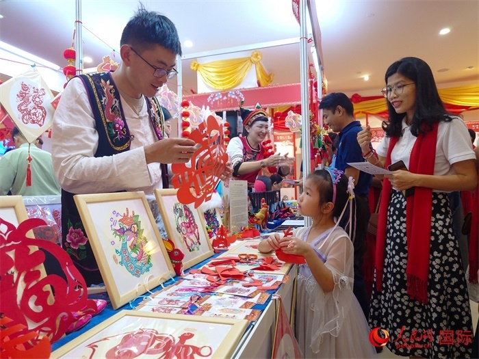 活動現(xiàn)場的剪紙展示。人民網(wǎng)記者 謝佳君攝