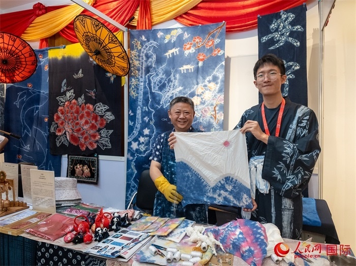 活動現(xiàn)場的扎染展示。人民網(wǎng)記者 謝佳君攝