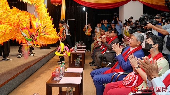 嘉賓觀看傳統(tǒng)舞龍表演。人民網(wǎng)記者 謝佳君攝