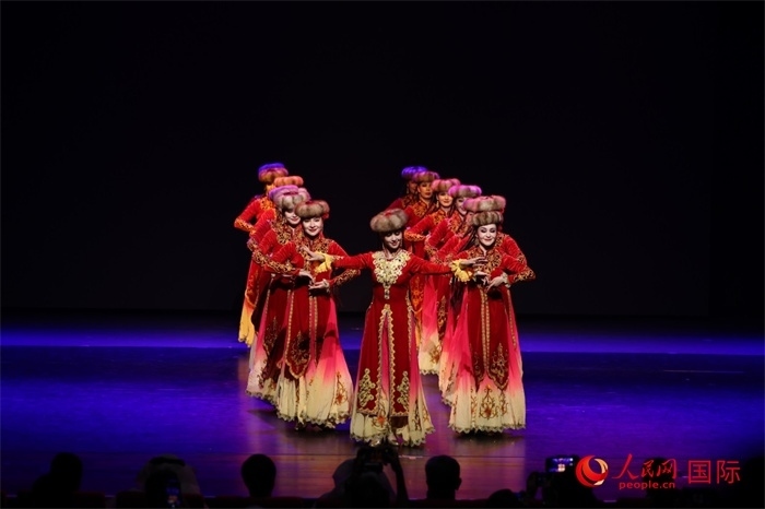 2日在阿聯(lián)酋迪拜舉行的大型音舞詩(shī)畫《新疆是個(gè)好地方》文藝演出。人民網(wǎng)記者任皓宇攝