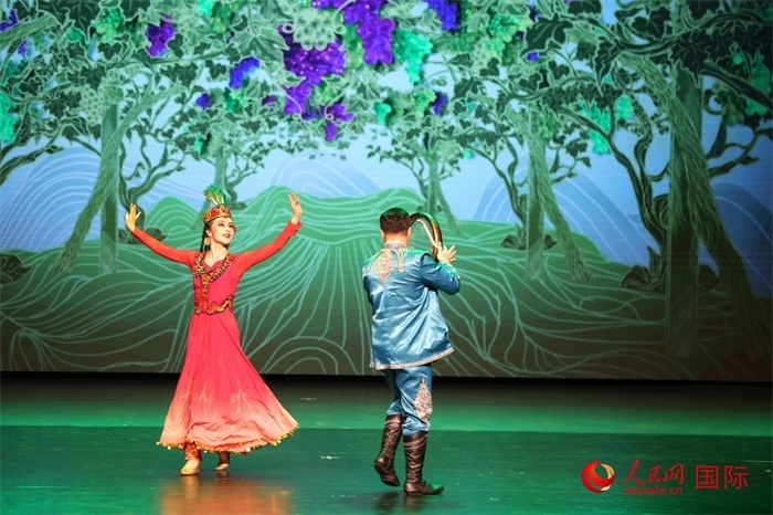 2日在阿聯(lián)酋迪拜舉行的大型音舞詩(shī)畫《新疆是個(gè)好地方》文藝演出。人民網(wǎng)記者 任皓宇攝