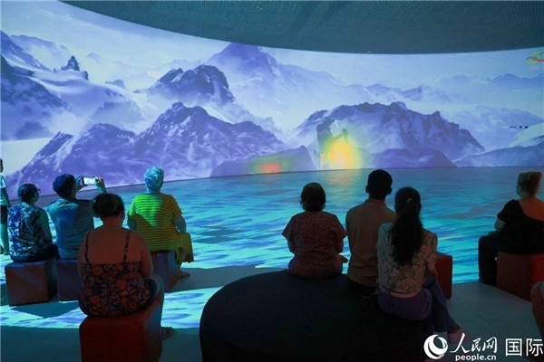 巴西民眾在活動現場觀賞“走進中國：沉浸式體驗展”。人民網記者 陳海琪攝