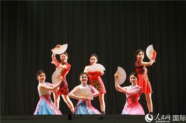 燈光秀匯演現場節(jié)目精彩紛呈。人民網記者 陳海琪攝