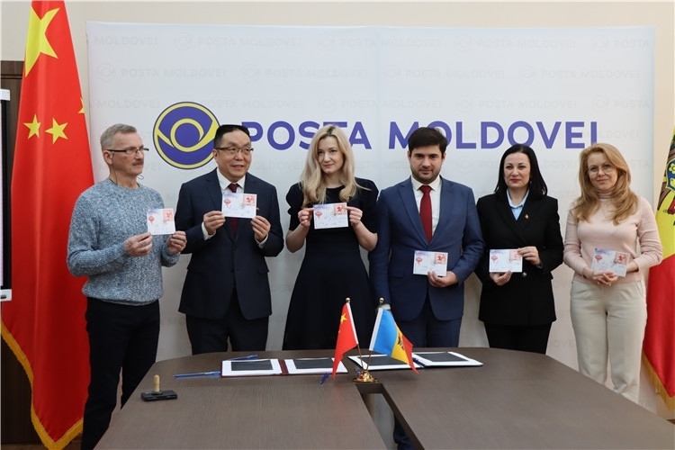 摩爾多瓦首發(fā)龍年生肖郵票。中國駐摩爾多瓦大使館供圖