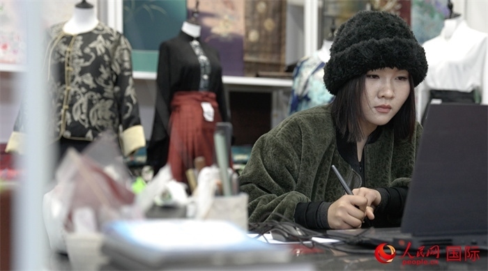 1月23日，在山東省菏澤市曹縣有愛(ài)云倉(cāng)直播基地，張子晨正在設(shè)計(jì)漢服。 人民網(wǎng)記者 袁蒙攝