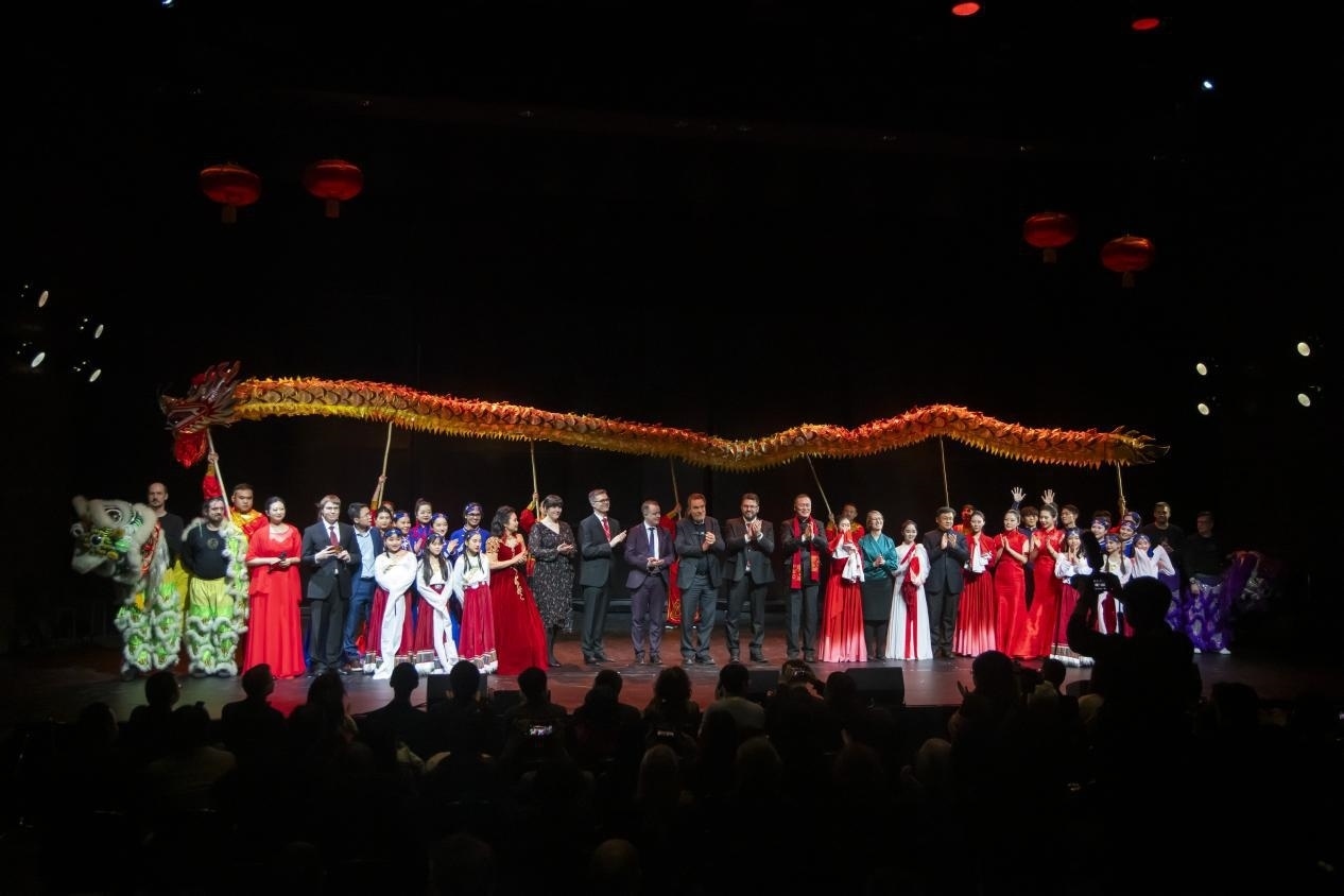 中芬嘉賓與演出人員合影。中國(guó)駐芬蘭大使館供圖