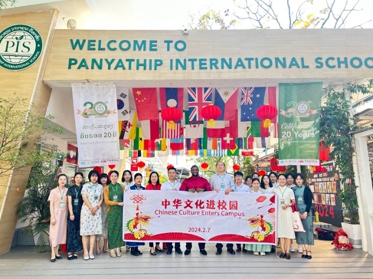 駐老撾使館政治處主任杜長(zhǎng)青與白云碧國(guó)際學(xué)校校方、參會(huì)志愿者教師合影?；顒?dòng)主辦方供圖