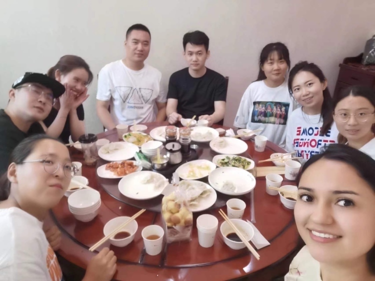 保拉與中國朋友在一起。圖片由受訪者提供