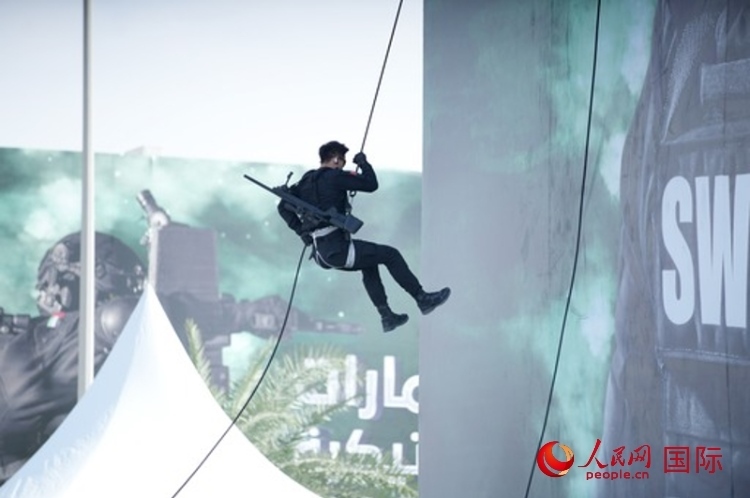 中國(guó)特警索降。人民網(wǎng) 塔里克·易卜拉欣攝