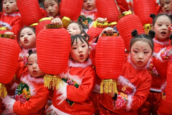 1月18日，四川省閬中市閬中古城，民間藝人和文藝工作者在表演節(jié)目歡度臘八節(jié)，喜迎農(nóng)歷新年。這是參演的小朋友在表演。新華社發(fā)（王玉貴 攝）