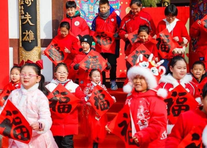 2月2日，小朋友在濟(jì)南五龍?zhí)毒皡^(qū)參加送福字活動(dòng)。新華社發(fā)（徐舟攝）