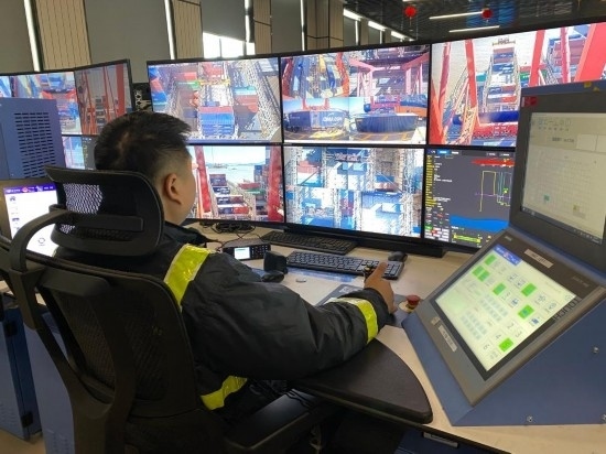 圖為寧波舟山港梅山港區(qū)遠(yuǎn)控操作室內(nèi)，橋吊司機(jī)在遠(yuǎn)程控制橋吊裝卸。新華社記者魏一駿 攝