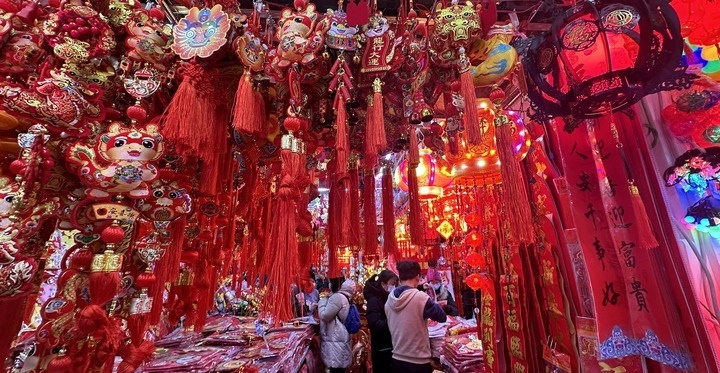 1月19日，市民在北京一商場(chǎng)內(nèi)選購(gòu)春節(jié)裝飾品。新華社記者李欣攝