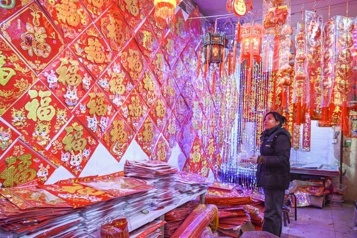 1月21日，在山西省晉中市平遙縣一家市場(chǎng)，市民在選購(gòu)年貨。新華社發(fā)（梁生仁攝）