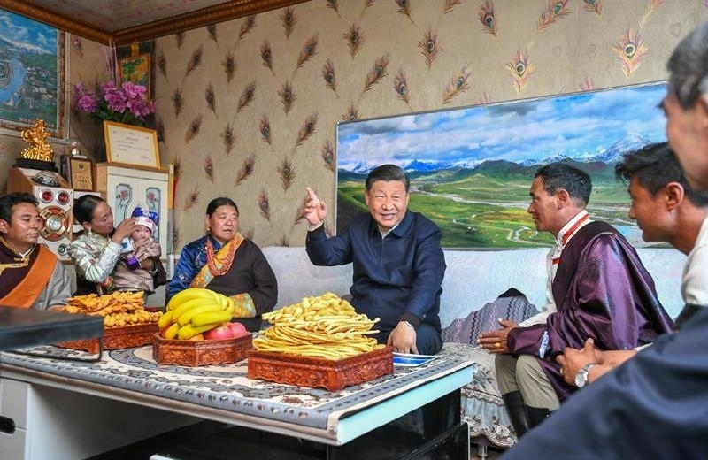 △2021年6月8日，習近平總書記在青海海北藏族自治州剛察縣果洛藏貢麻村，同藏族牧民索南才讓一家人圍坐在客廳聊家常。