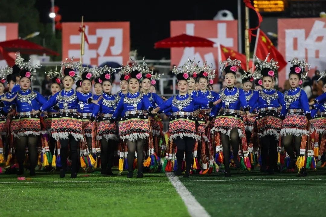 △2024年2月3日，2024年全國“村晚”示范展示活動暨貴州“村超村晚”系列活動之一的民族文化展演，在榕江縣“村超”足球場舉行。